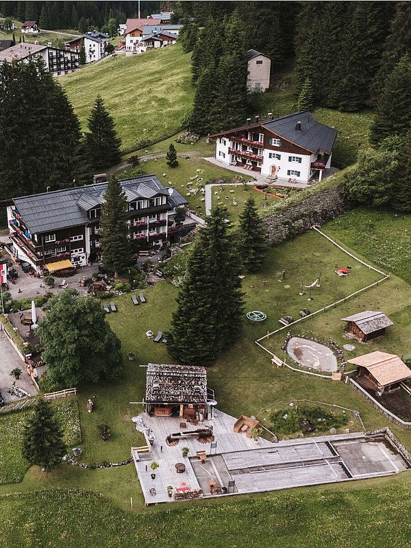 Entspannen im Garten: 4-Sterne-Hotel Gargellen Entspannen im Garten: 4-Sterne-Hotel Gargellen